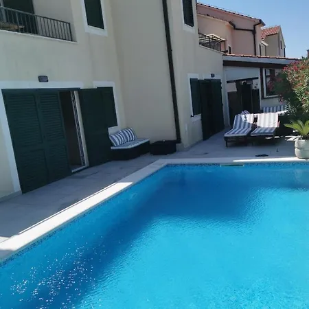 Royale With Shared Pool Apartment *