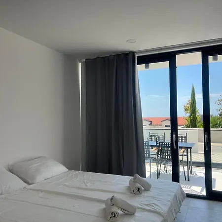 Royale With Shared Pool Apartment