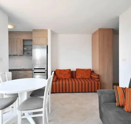 Royale With Shared Pool Apartman *