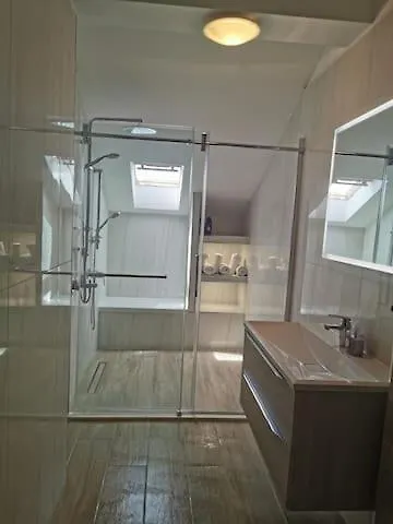 Royale With Shared Pool חוואר