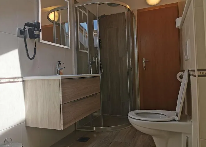 Royale With Shared Pool * חוואר