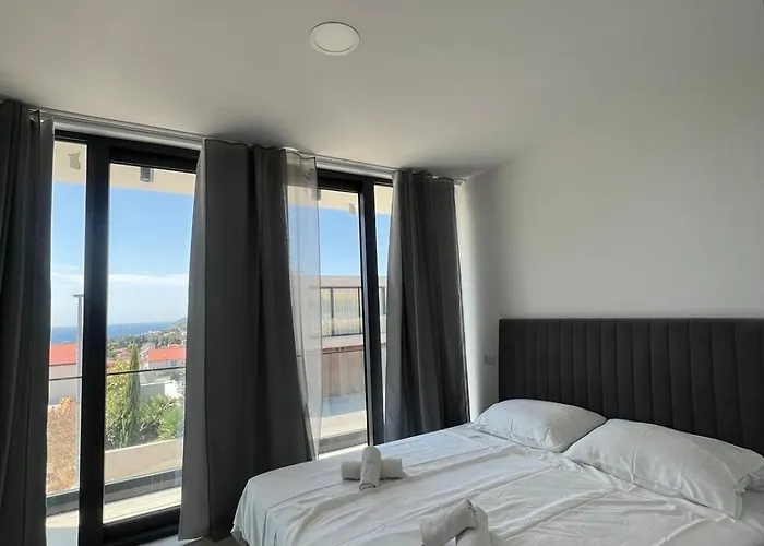 Royale With Shared Pool * חוואר