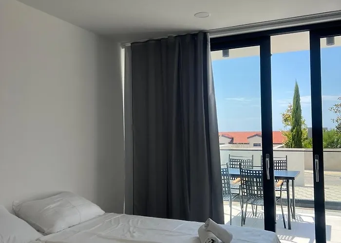 Royale With Shared Pool דירה