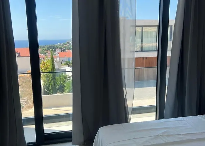 Royale With Shared Pool דירה *