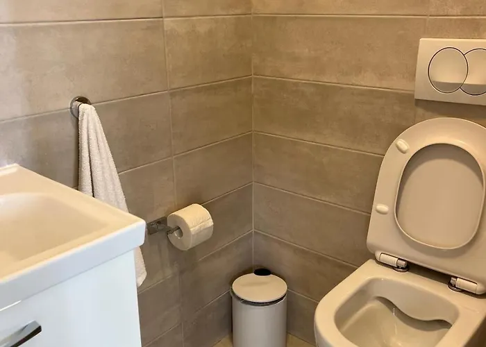 Royale With Shared Pool חוואר