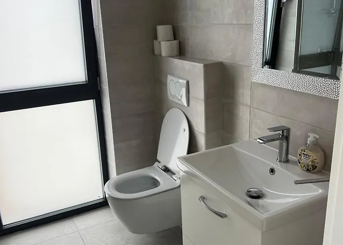 Royale With Shared Pool * חוואר