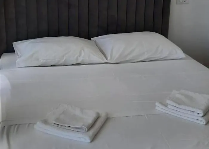 Royale With Shared Pool דירה *