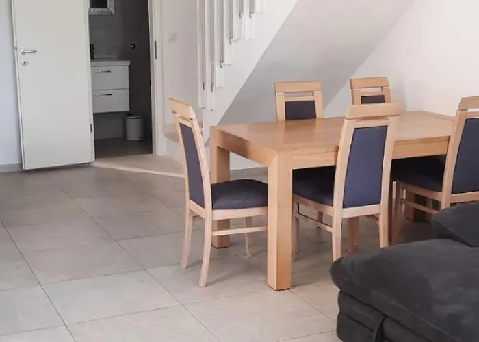 Royale With Shared Pool חוואר