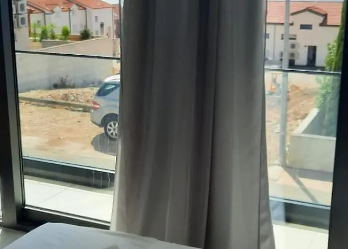 Royale With Shared Pool דירה