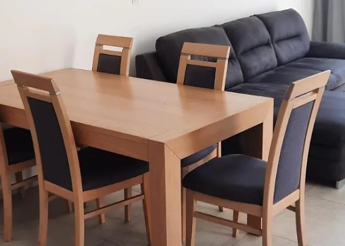 Royale With Shared Pool * חוואר