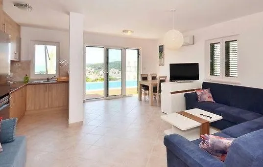 Royale With Shared Pool شقة هفار