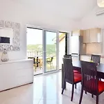 Διαμέρισμα Royale With Shared Pool *
