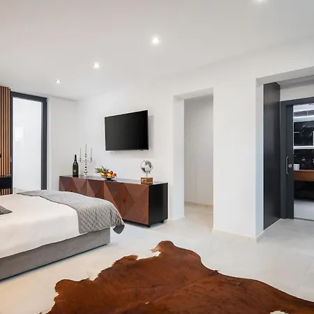 Royale With Shared Pool Appartement Hvar Town